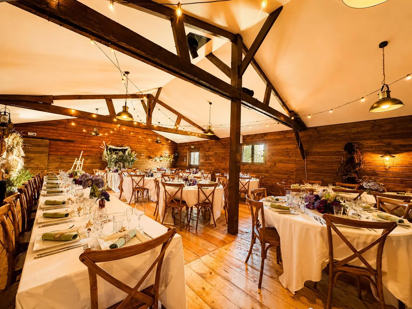 Salle de réception de La Grange dressée pour un mariage